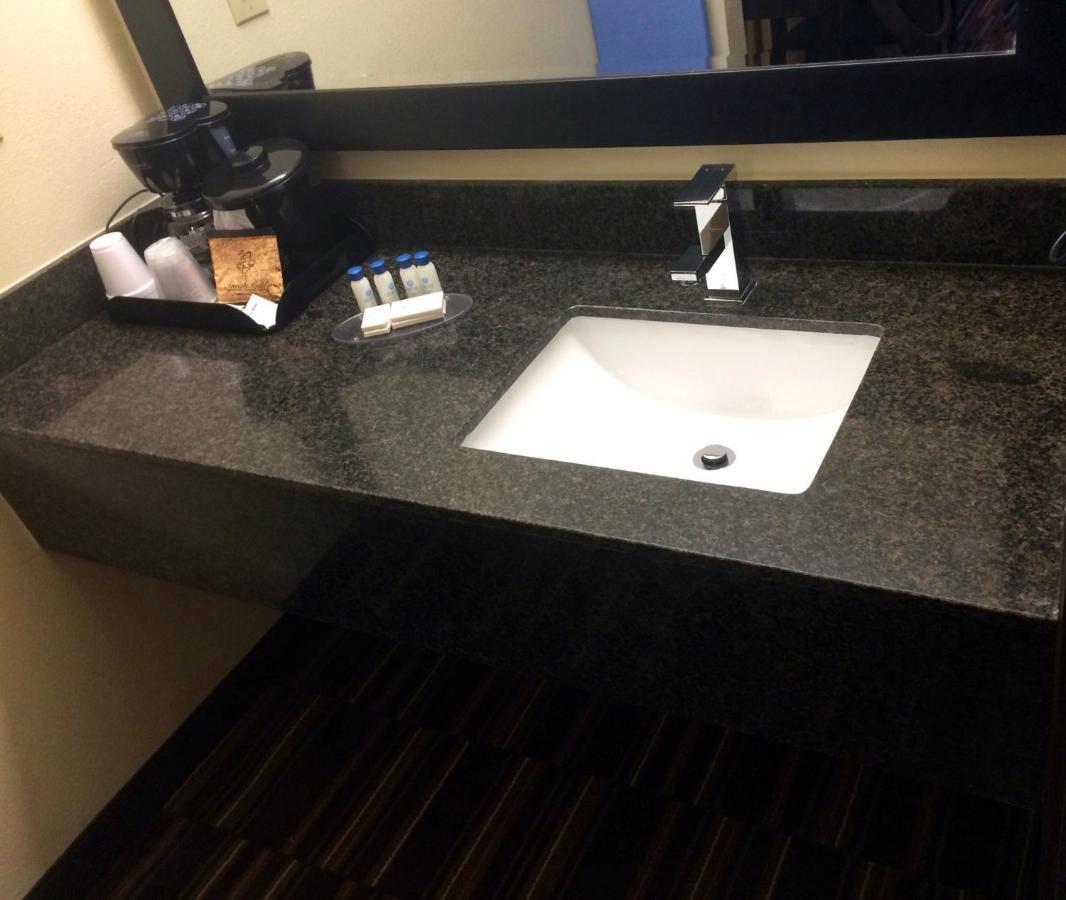 Boarders Inn & Suites By Cobblestone Hotels - Ashland City Экстерьер фото