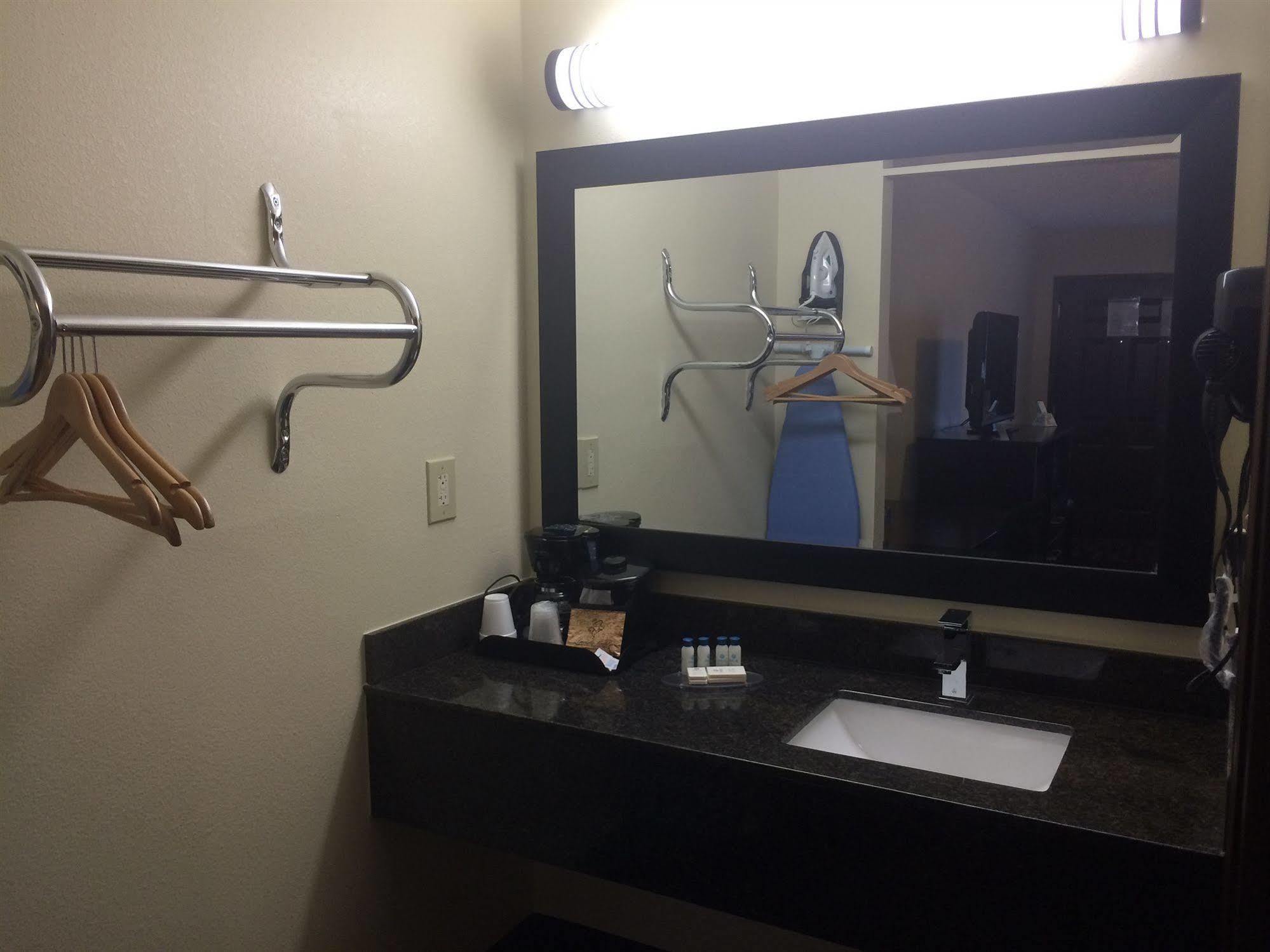 Boarders Inn & Suites By Cobblestone Hotels - Ashland City Экстерьер фото